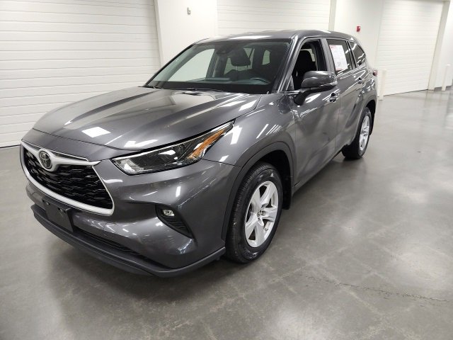 2024 Toyota Highlander LE photo 3