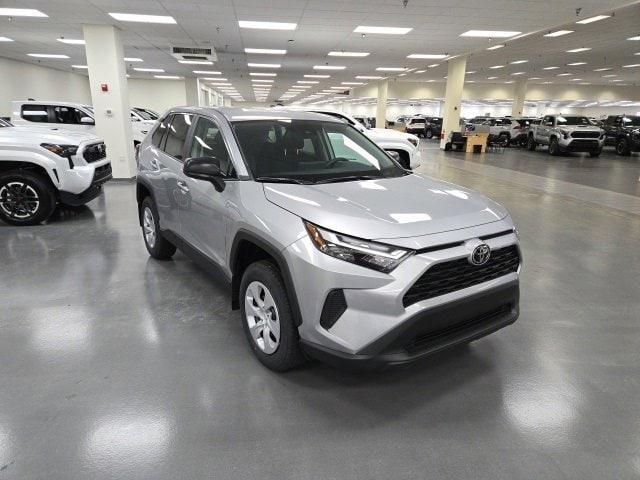 2025 Toyota RAV4 LE's photo