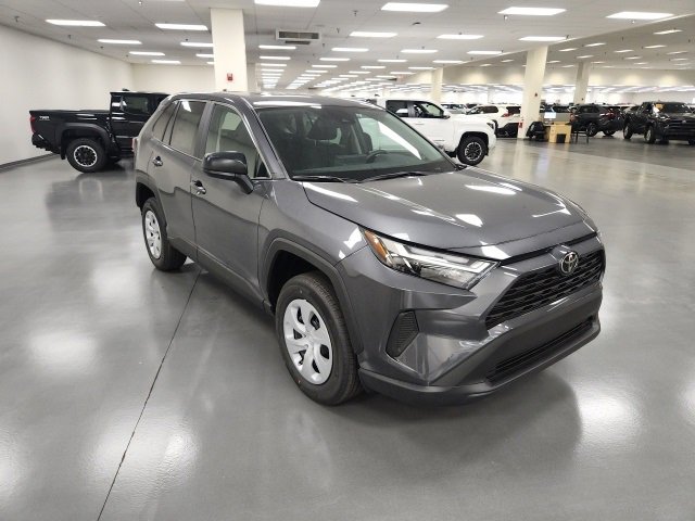 2025 Toyota RAV4 LE's photo