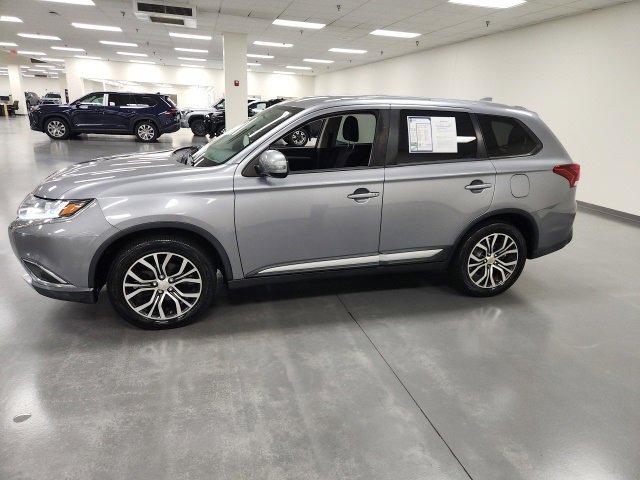 2017 Mitsubishi Outlander SE photo 2