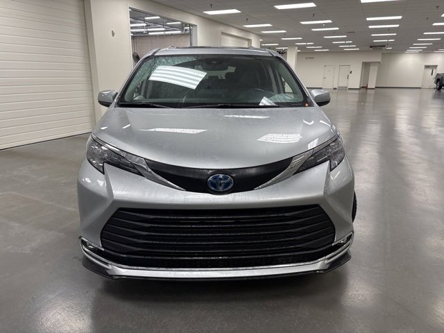 2024 Toyota Sienna XLE photo 2