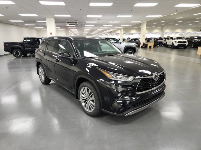 2026 Toyota Highlander Platinum's photo