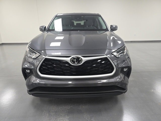 2023 Toyota Highlander LE photo 2