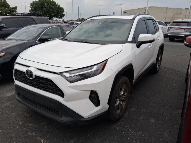 2022 Toyota RAV4 XLE photo 3