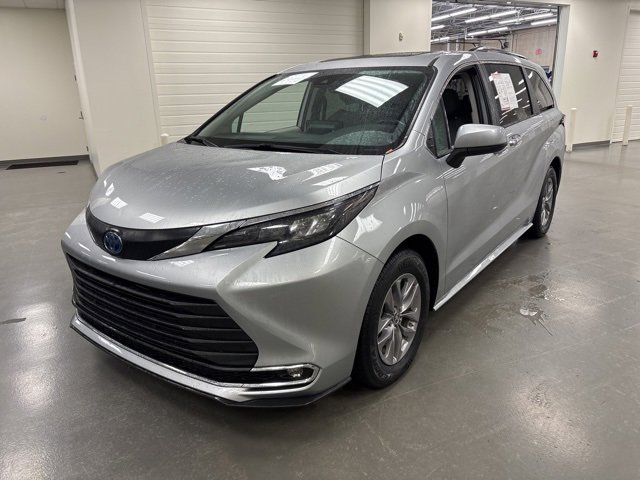 2024 Toyota Sienna XLE photo 3