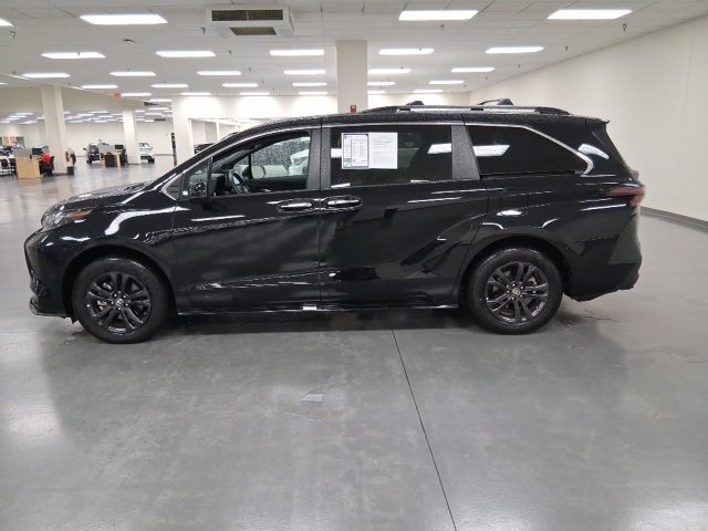 2024 Toyota Sienna Woodland Edition photo 4
