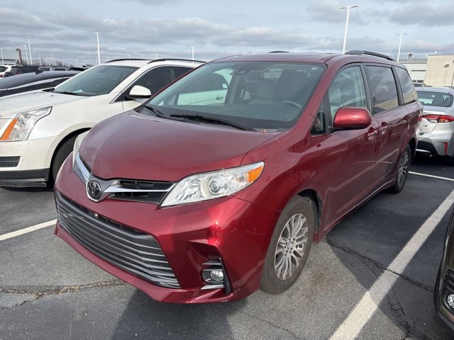 2018 Toyota Sienna XLE Premium photo 3