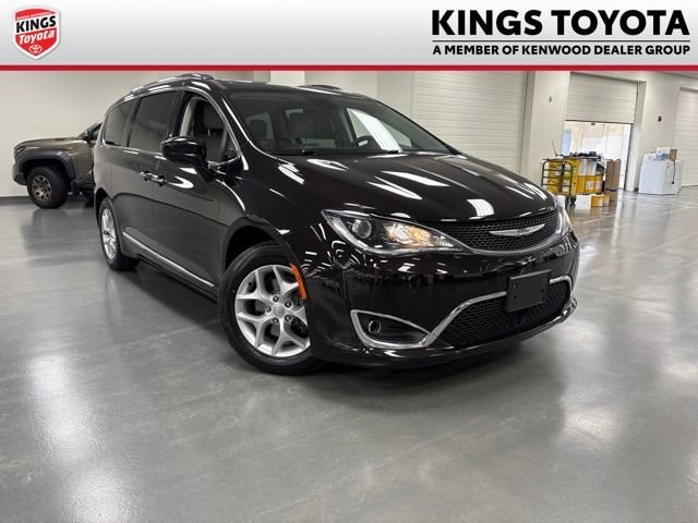 2017 Chrysler Pacifica Touring-L Plus's photo