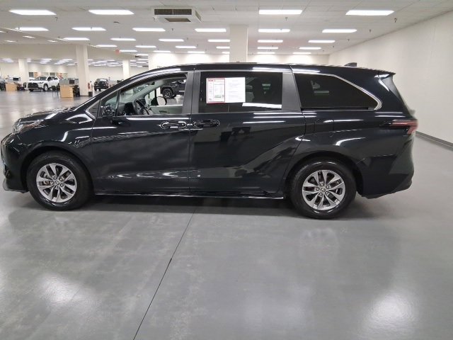 2023 Toyota Sienna LE photo 4