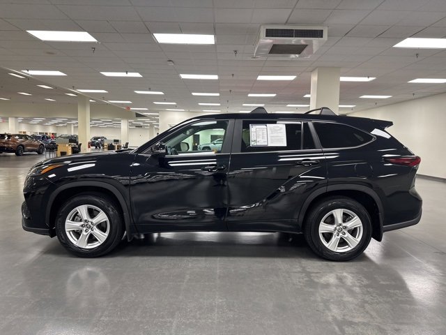 2024 Toyota Highlander LE photo 4