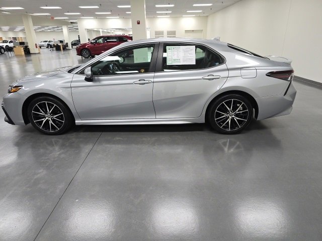 2023 Toyota Camry SE photo 3