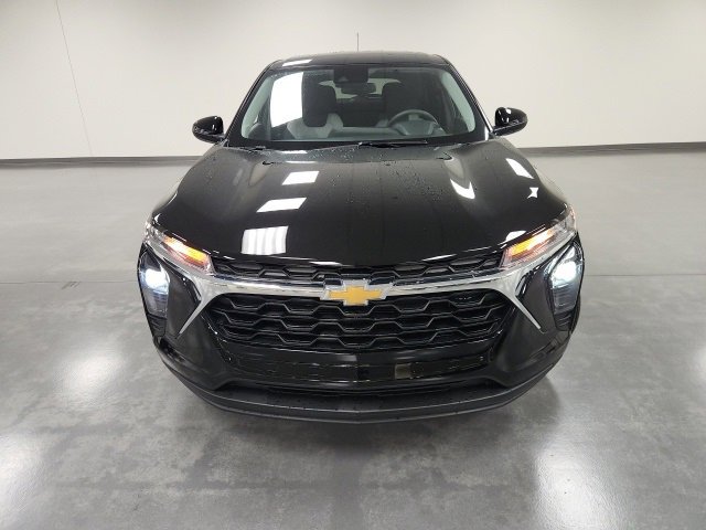 2025 Chevrolet Trax LS photo 2