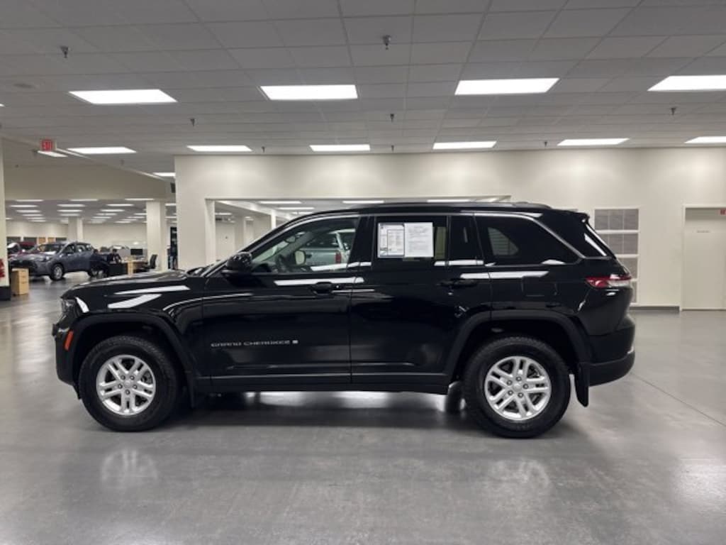 Used 2023 Jeep Grand Cherokee Laredo SUV