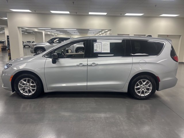 2024 Chrysler Pacifica Touring L photo 4