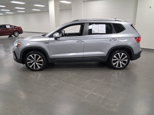 2024 Volkswagen Taos SE photo 3