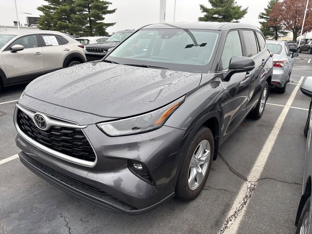 2023 Toyota Highlander LE photo 3