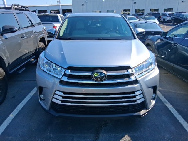 2019 Toyota Highlander LE Plus photo 2