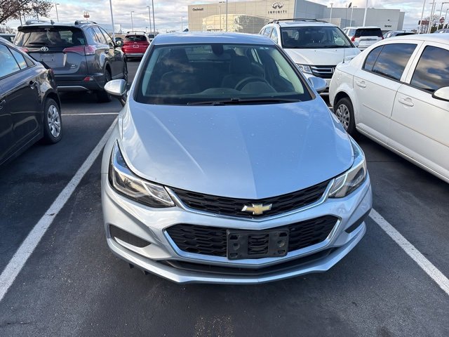 2017 Chevrolet Cruze LT photo 2