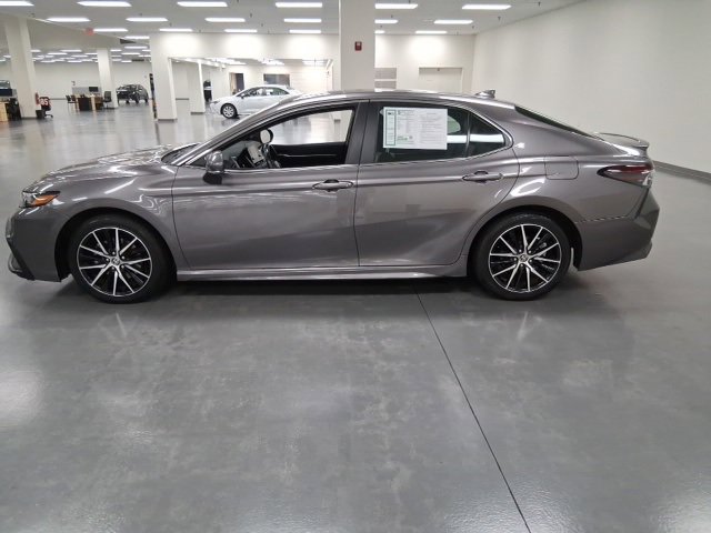 2023 Toyota Camry SE photo 4