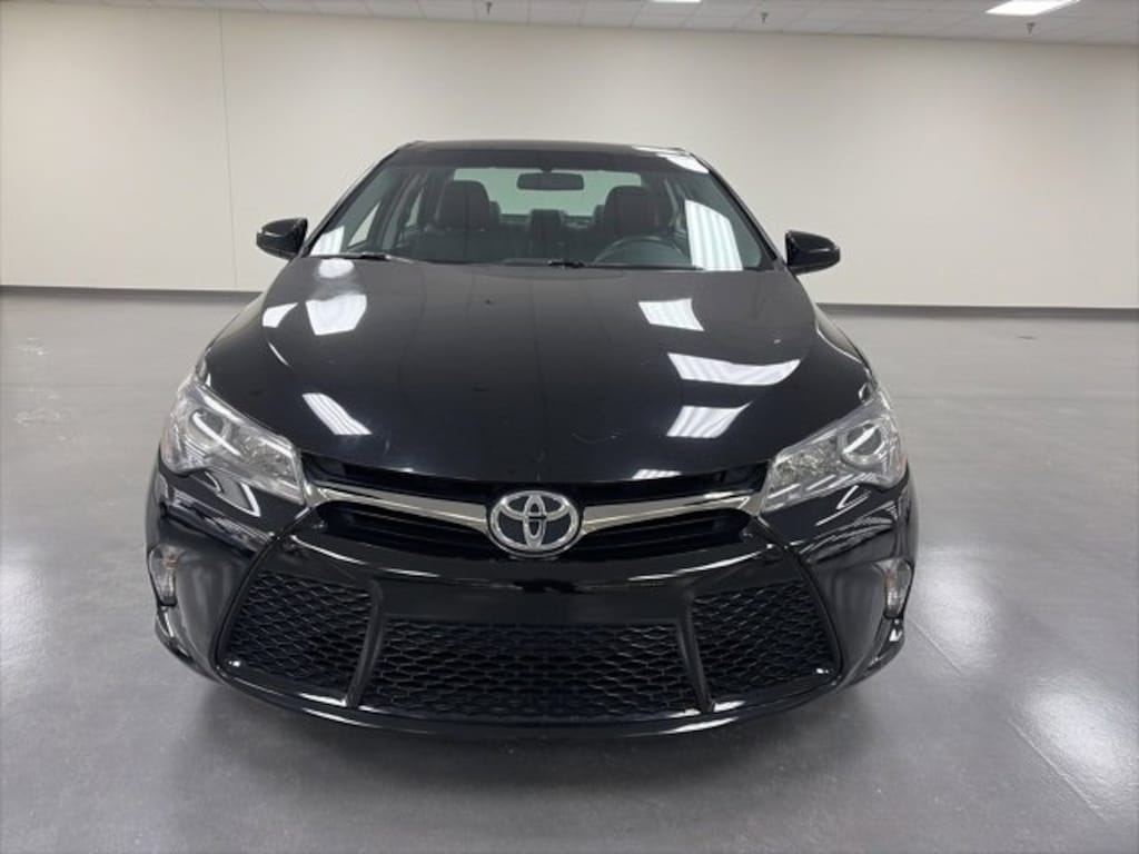 Used 2017 Toyota Camry SE Sedan