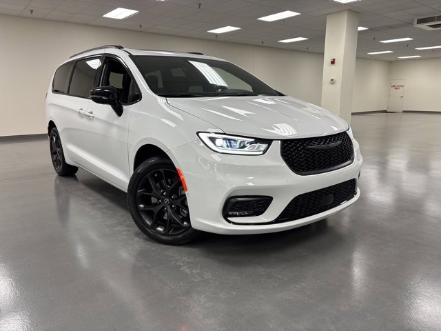 2025 Chrysler Pacifica Limited's photo