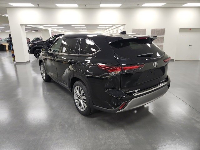 2026 Toyota Highlander Platinum photo 3