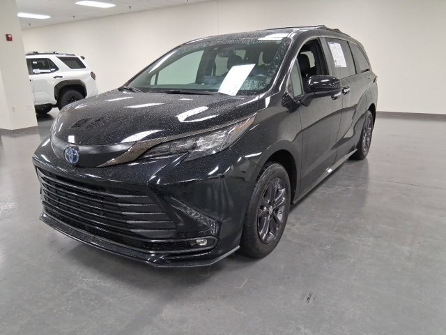 2024 Toyota Sienna Woodland Edition photo 3