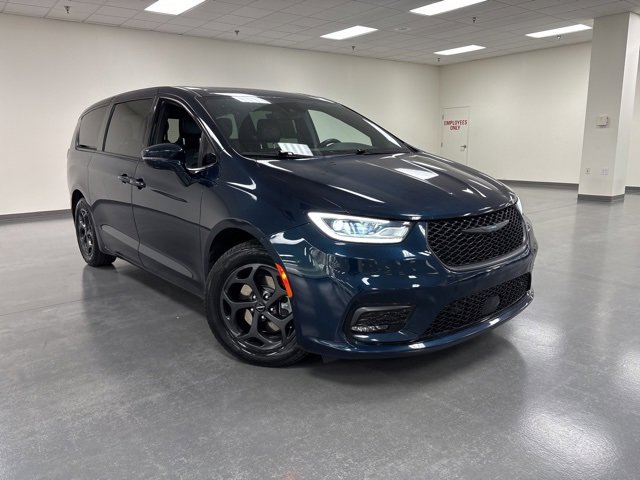 2022 Chrysler Pacifica Hybrid Limited's photo