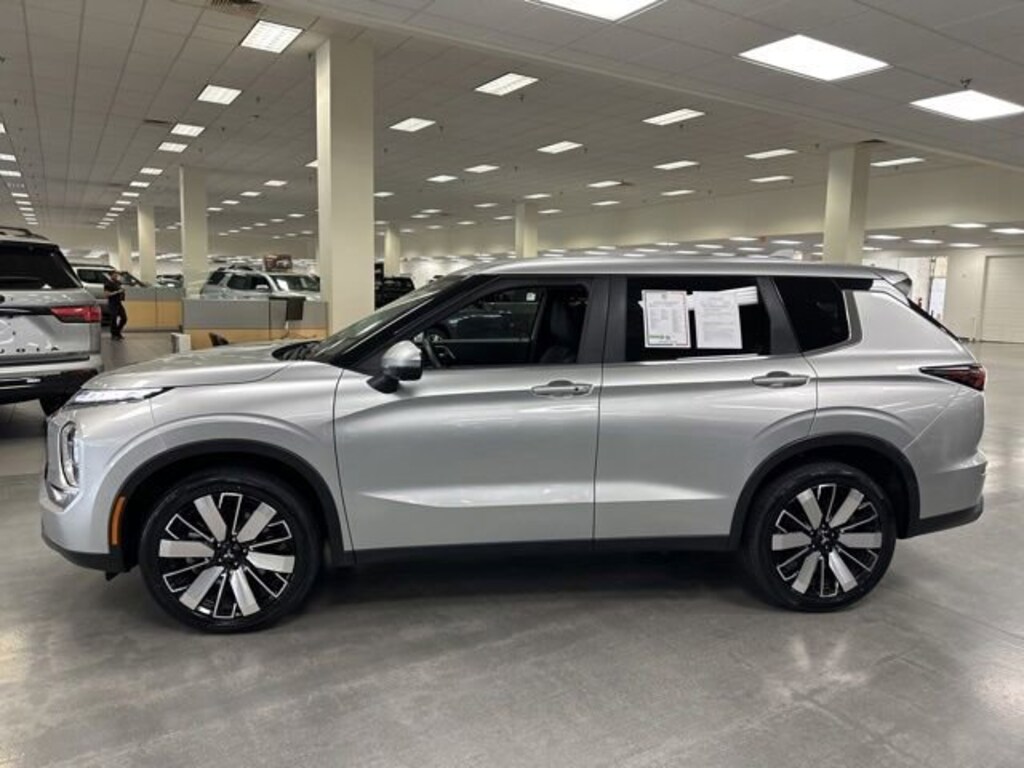 Used 2025 Mitsubishi Outlander SE SUV
