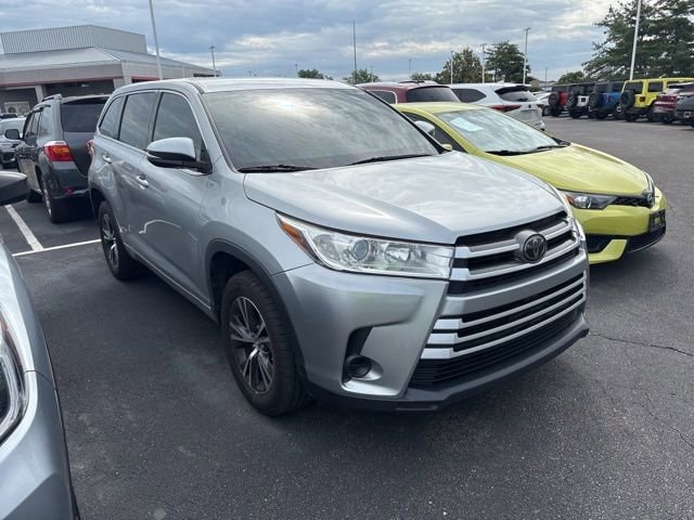 2018 Toyota Highlander LE's photo