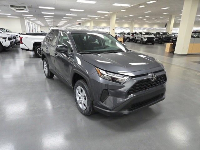 2025 Toyota RAV4 LE's photo
