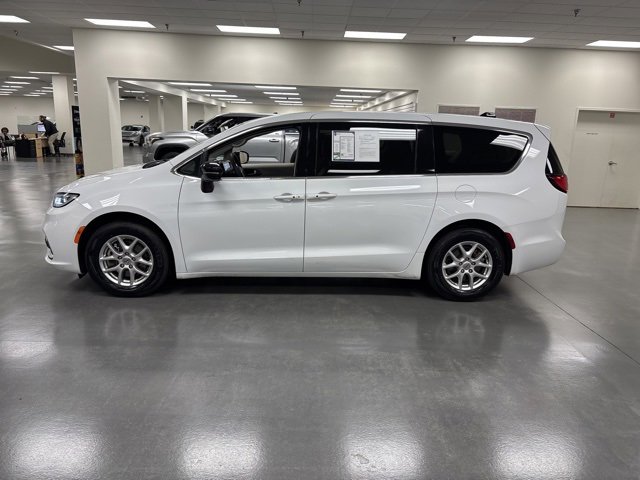 2024 Chrysler Pacifica Touring L photo 4