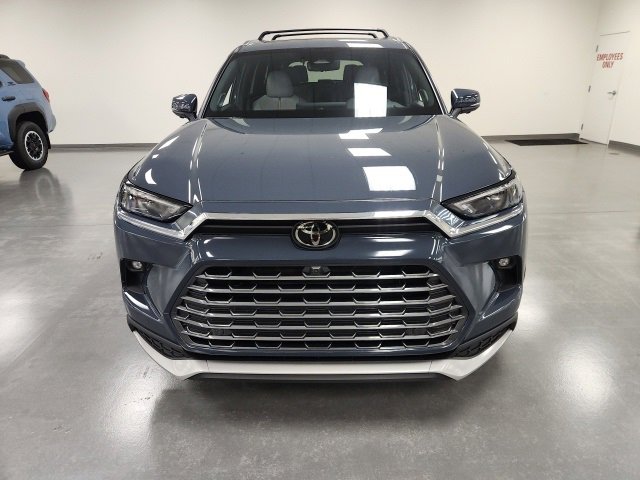 2024 Toyota Highlander Hybrid Platinum photo 2