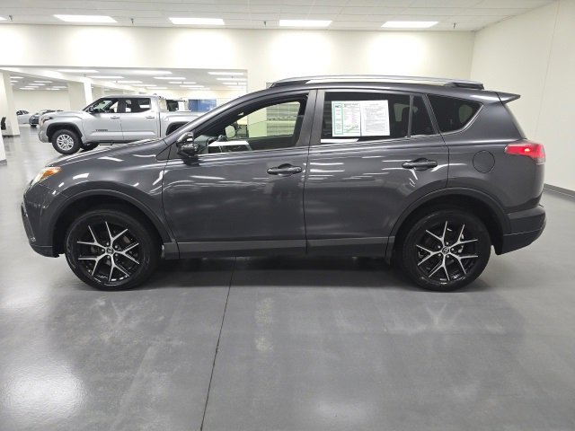 2017 Toyota RAV4 SE photo 3