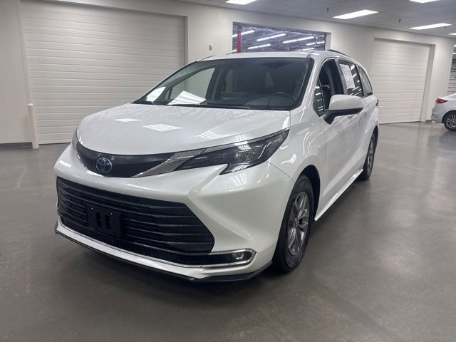 2024 Toyota Sienna XLE photo 3