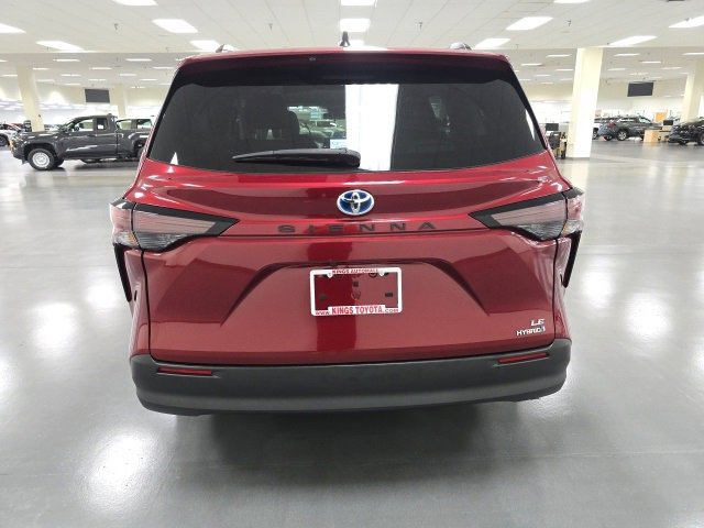 2023 Toyota Sienna LE photo 4