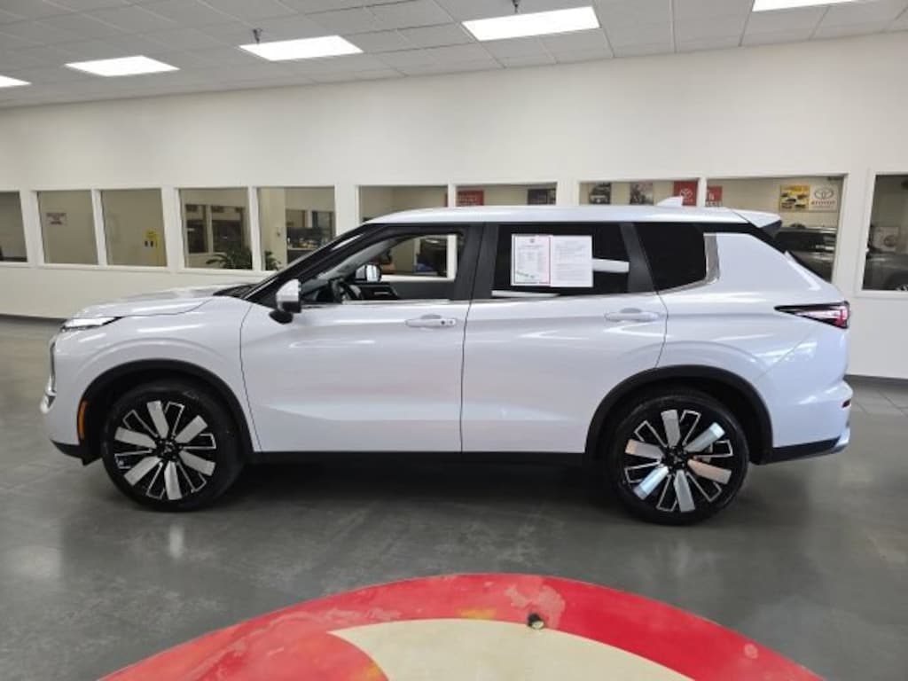 Used 2025 Mitsubishi Outlander SE SUV