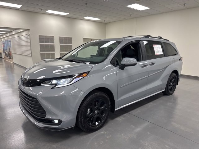 2025 Toyota Sienna Woodland Edition photo 3