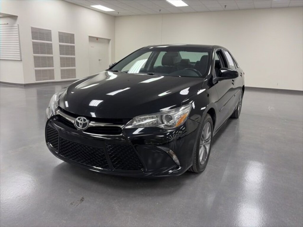 Used 2017 Toyota Camry SE Sedan