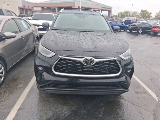 2022 Toyota Highlander XLE photo 2