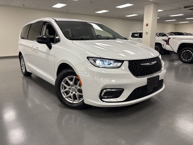 2024 Chrysler Pacifica Touring L's photo