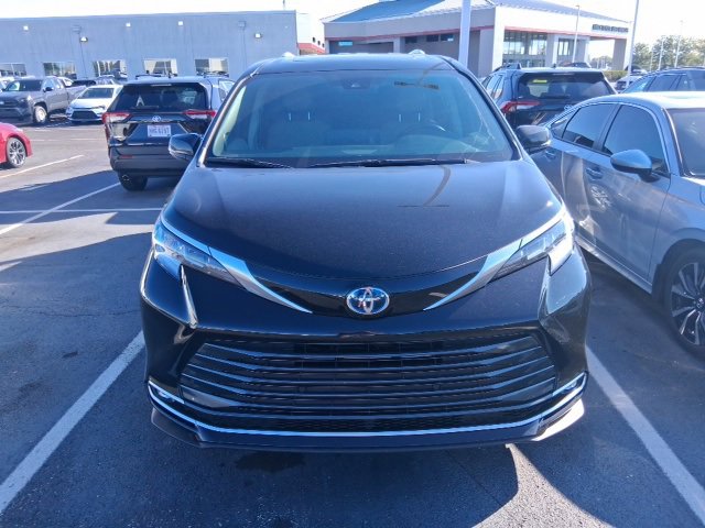 2023 Toyota Sienna Limited photo 2