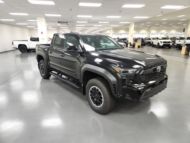 2025 Toyota Tacoma SR5's photo
