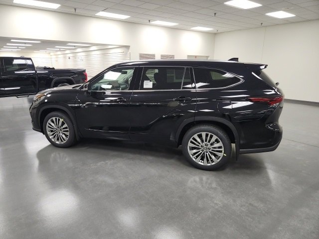 2026 Toyota Highlander Platinum photo 2