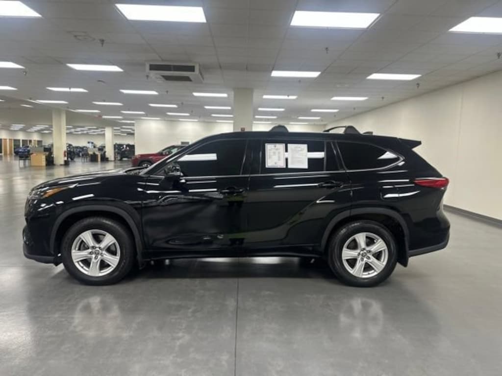 Used 2022 Toyota Highlander LE SUV