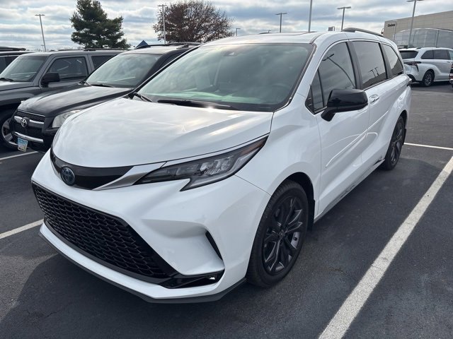 2022 Toyota Sienna XSE photo 3