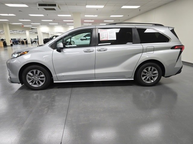 2021 Toyota Sienna XLE photo 3