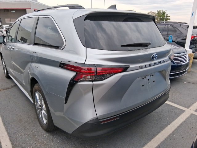 2022 Toyota Sienna XLE photo 4
