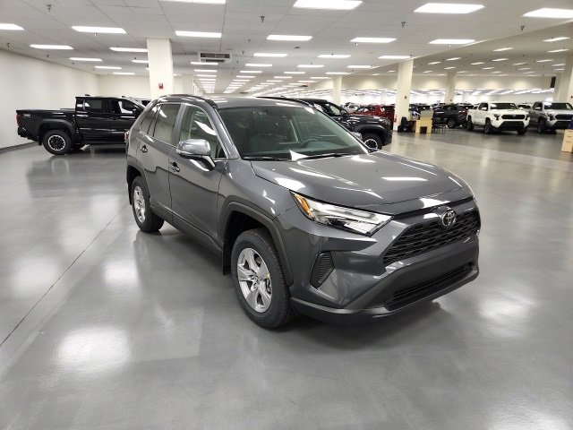 2025 Toyota RAV4 XLE's photo