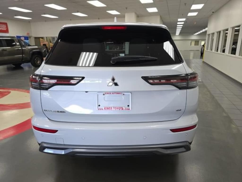 Used 2025 Mitsubishi Outlander SE SUV